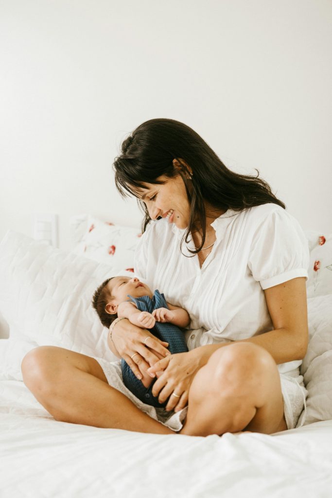 Smiling Mother and baby mental health tips for breastfeeding | Psychotherapist Clinic | MILIKA Center Therapy & Resilience